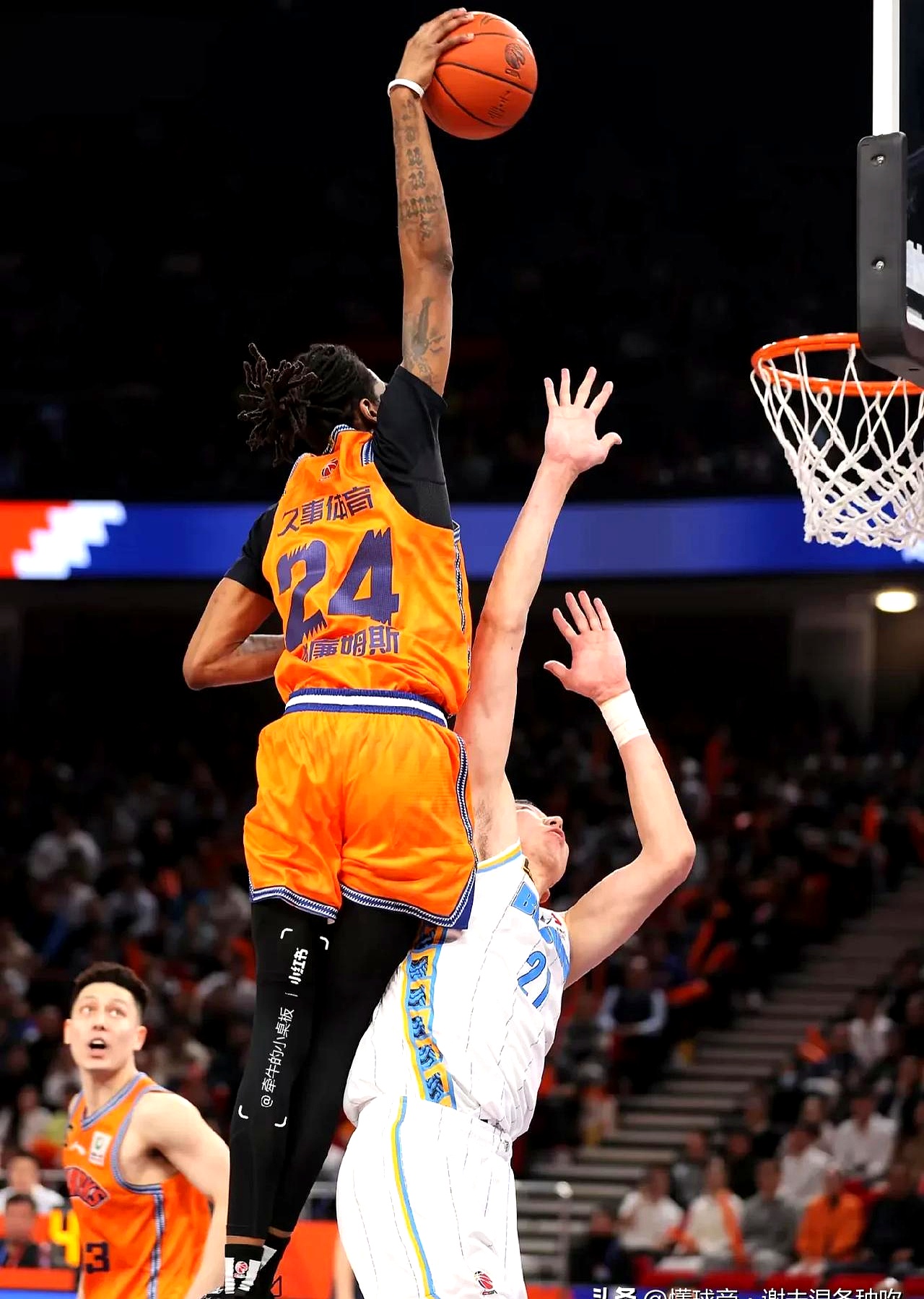 雷速下载-雄鹿中锋：比赛中需保持冷静