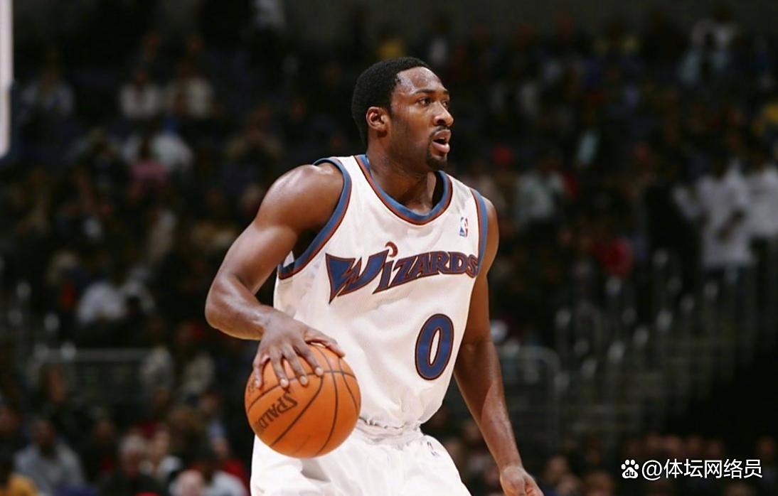 球员个人表现抢眼,赛场上演个人英雄主义 球员个人表现抢眼,赛场上演个人英雄主义