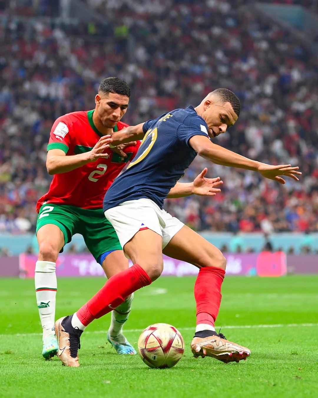 外国球员在足球比赛中展现出色技术